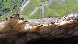 preview picture of video 'نفق الثلج في جبال القوقاز في جورجيا يونيو ٢٠١٨'