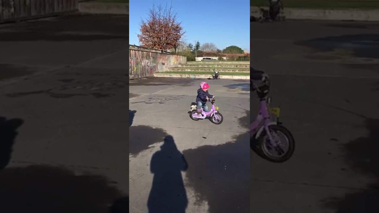 Enfant 2 ans et demi fait du vélo