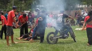 Download lagu atraksi 2 mtor tarik leher mbah peng yang menegangkan sampai memutahkan air dari mlut mp3