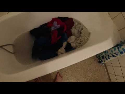 MongoTV_5717 - Del 5 - VASKER TØJ I BADEKAR - SKYLNING - Søndag 29.November 2020