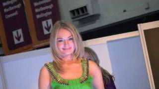 Лаура Хэддок на подиуме