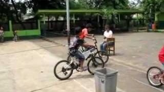 preview picture of video 'Latihan bersepeda yang aman'