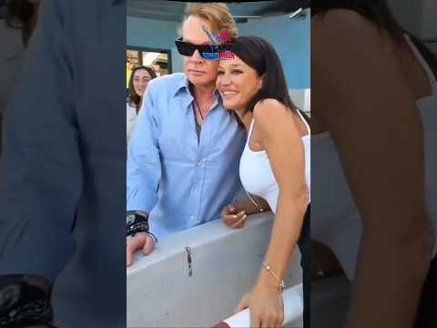 😎Axl Rose Personally Approaches His Fans #gunsnroses #rock #classicrock #gnr #dontcry #fans