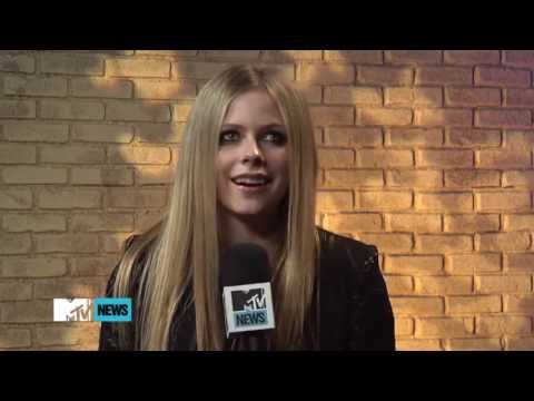 Avril Lavigne Says Her Wedding Plans Are 'Going Pretty Smooth'