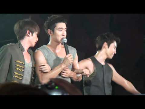100911 SMTown LIVE ~ Eunhyuk kissed Siwon's Shoulder FOR REAL!!