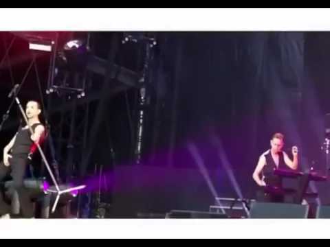 Depeche Mode: Dave Accident On Stage durIng World In My Eyes Live in London - Depeche Mode