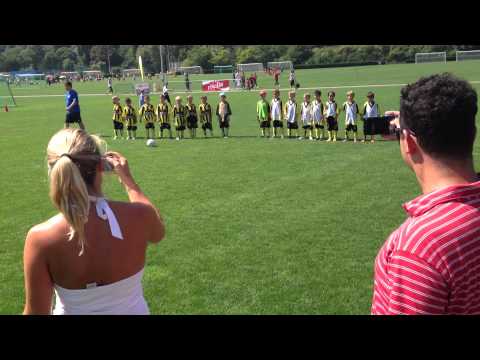 The Leader Trophy 2012 - Final G-Junioren - Einlauf der Teams