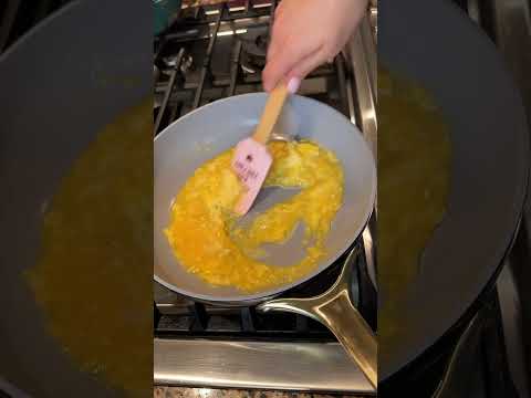 Mastering the art of the French Omelette 🍳👏 #frenchomelette #omelette