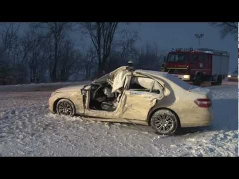 Snowy road: Taxi crashes into truck