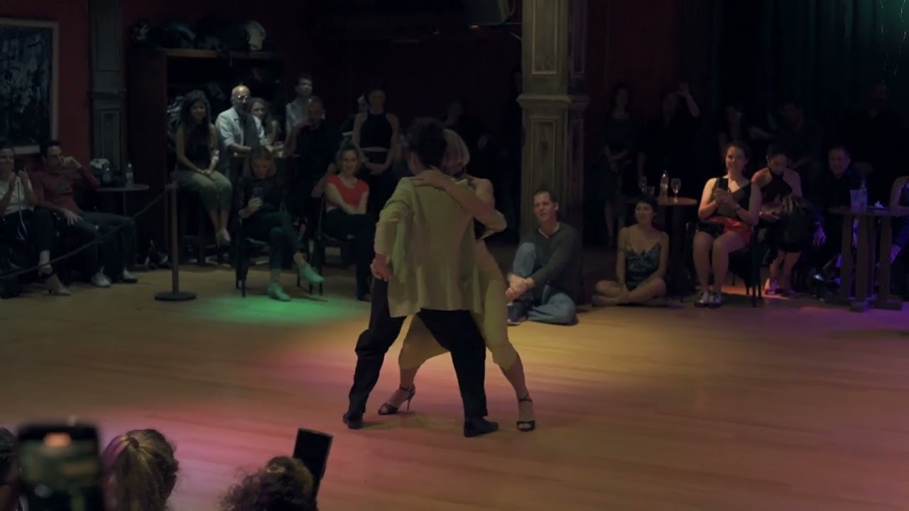 Video thumbnail for Natalia Fures y Anahí Carballo en Muy Lunes Tango
