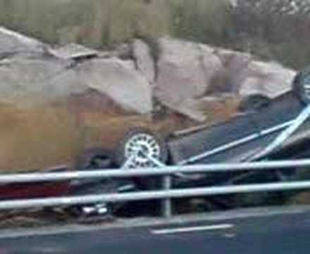 Bil vid sidan av väg 2