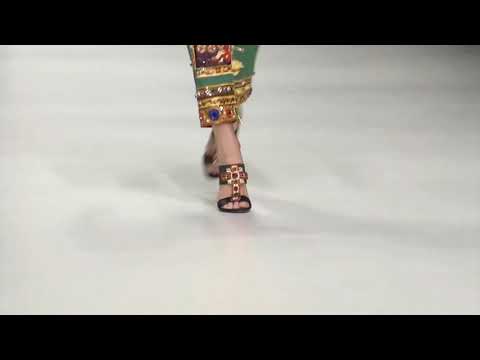 Candice Swanepoel for Versace 🔥🔥 | Versace SS18 #versace #runway #rampwalk #candice