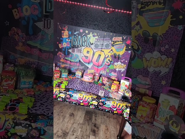 Vídeo relacionado con Hegbolke 90s Party Supplies - Juego de 122 platos y servilletas de los 90, para decoraciones de fiesta de los 90, suministros de fiesta de cumpleaños temáticos de los 90 - Sirve 40