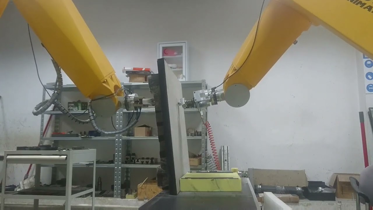 Two Stäubli robots executing collaborative force optimization