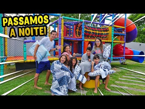 PASSAMOS A NOITE EM UM BRINQUEDO DE SHOPPING COM CRIANÇAS!