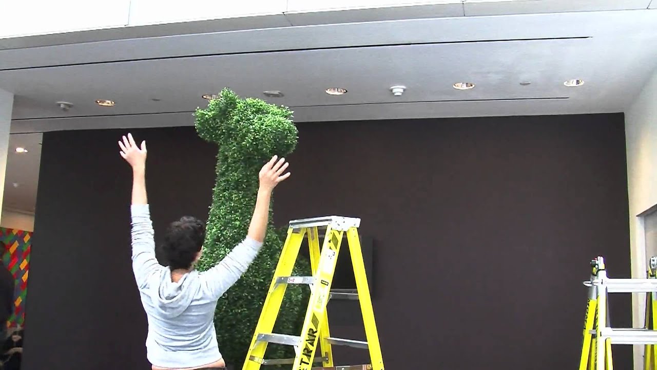 Behind the Scenes: Tim Burton: Topiary