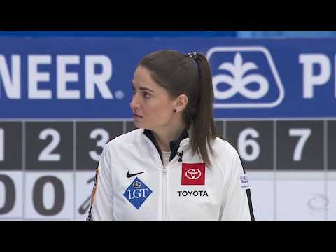 #wwcc2019 Jamie Sinclair (USA) tries to get out of a pickle vs Mei Jie (CHN)