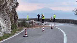frana-sulla-statale-amalfitana-senso-unico-alternato-a-maiori