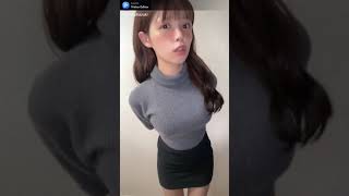 ニット女子、舌を出す