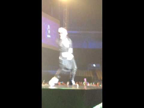 G dragon at justin bieber Concert