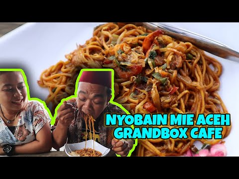 mie-aceh-enak-di-cafe-kontainer-dengan-view-danau-yang-indah