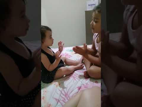 as duas brincando de adoleta