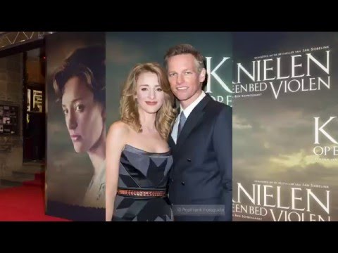 Première Knielen Op Een Bed Violen