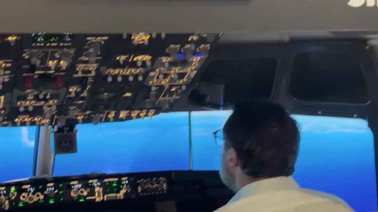 Salvini prova il simulatore di volo del Boeing 737 dell'Enac al Meeting di Rimini