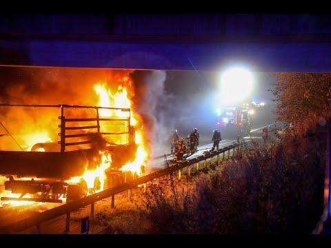 NEUHOF: Feuerwehr im Dauereinsatz: Lkw steht auf A66 in Vollbrand, dann kommt es zum Crash