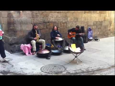 Barcelona beautiful street music (Nara Trio)