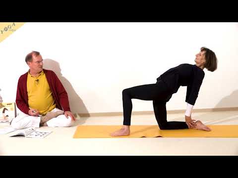Halbmond Yoga-Pose mit beiden Händen am Fuß am Boden - Yoga Asana Lexikon