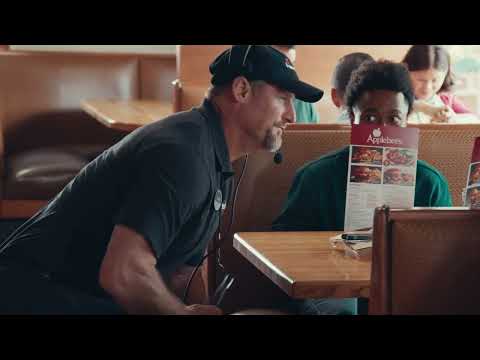 Lions head coach Dan Campbell stars in a new commercial for Applebee's