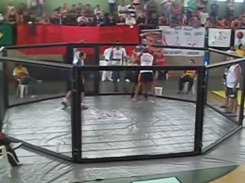 Luta de Douglas "Dodô" (Bermuda Preta) da Equipe Dragão Branco/Guarapari-ES.