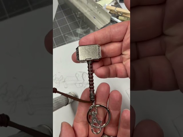 Vídeo relacionado con Bioworld BIO-KE070702MAR Marvel Comics Thor Mjolnir Hammer Llavero 3D de metal, tamaño único, multicolor, 16 cm