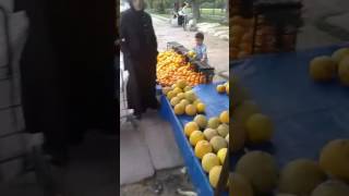 Mahmudun ilk pazar tezgahinda portakal satişi