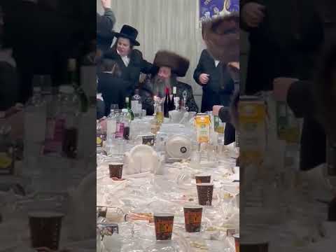 Bishtene Rabbi at Melave Malke 4:00am | האדמו"ר מבישטנא במלוה מלכא 4:00 באשמורות הבוקר