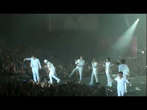 20110610 SM TOWN Paris - Super Junior - U (concert version) (FanCam) (2)
