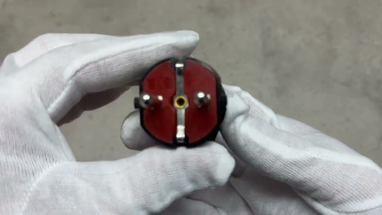 Вилка угловая LUXEL 1105 с заземлением черная