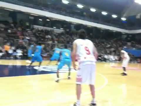 Tiro da 3 di Mordente, Armani Jeans Milano