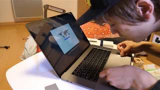 MacBookの保護フィルムを文句言いながら貼る男