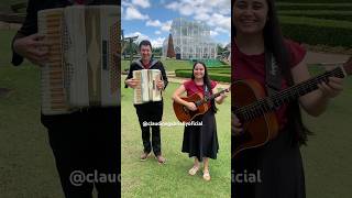 Claudio e Gabrielly cantando o hino trem das 12 ,  no Jardim Botânico em Curitiba - PR
