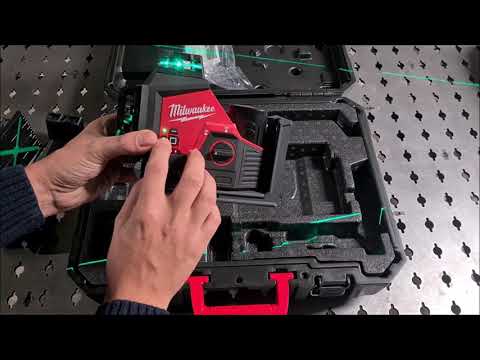 Аккумуляторный лазерный нивелир Milwaukee M12 3PL-401C (Li-Ion 4 Ач) 4933478102 с зелёным лучом Аккумуляторный лазерный нивелир Milwaukee M12 3PL-401C (Li-Ion 4 Ач) 4933478102 с зелёным лучом