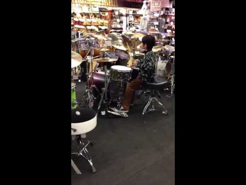 Ziyad wows crowd at guitar center