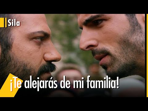 Cihan y Boran están peleando en la plaza del pueblo - Sila