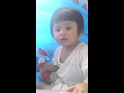 Maznah gemes makan stick biscuit