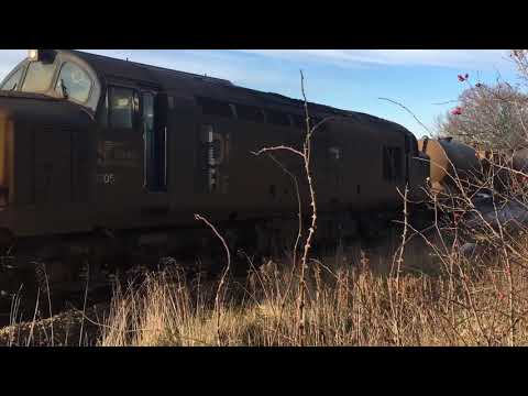 Class 37’s (37059) & (37259) approach gypsy Lane