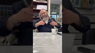 יום א יב טבת ה'תשפ"ה יום א' של שובבים – ביידיש – לפני חברים מקשיבים 'חבורת אוירא דארץ ישראל' במונסי (הרב מוטה פראנק) - התמונה מוצגת ישירות מתוך אתר האינטרנט יוטיוב. זכויות היוצרים בתמונה שייכות ליוצרה. קישור קרדיט למקור התוכן נמצא בתוך דף הסרטון