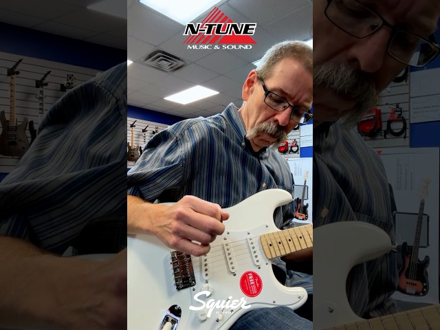 Vídeo relacionado con Squier by Fender Sonic Stratocaster Pack de Guitarra Eléctrica, Diapasón de Arce, Negro, Funda, Amplificador Squier Frontman 10G - 230V EU, Incluye cursos virtuales gratuitos en Fender Play