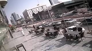 Vídeo mostra pedestre escapando de acidente incrível na Arábia Saudita.