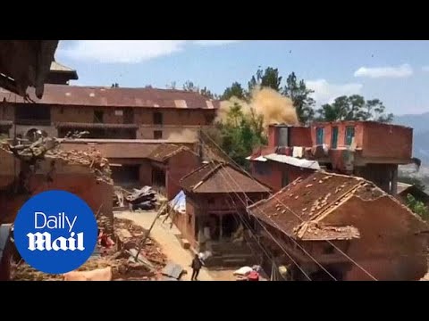 Shocking moment earthquake hit temple near Kathmandu - Daily Mail